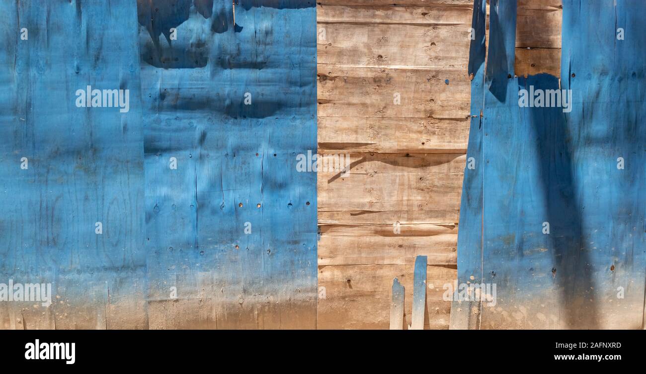 Schierandosi a parete, blu e beige, rotto, macchiata e abbandonati, Paquetá, Rio de Janeiro, Brasile Foto Stock