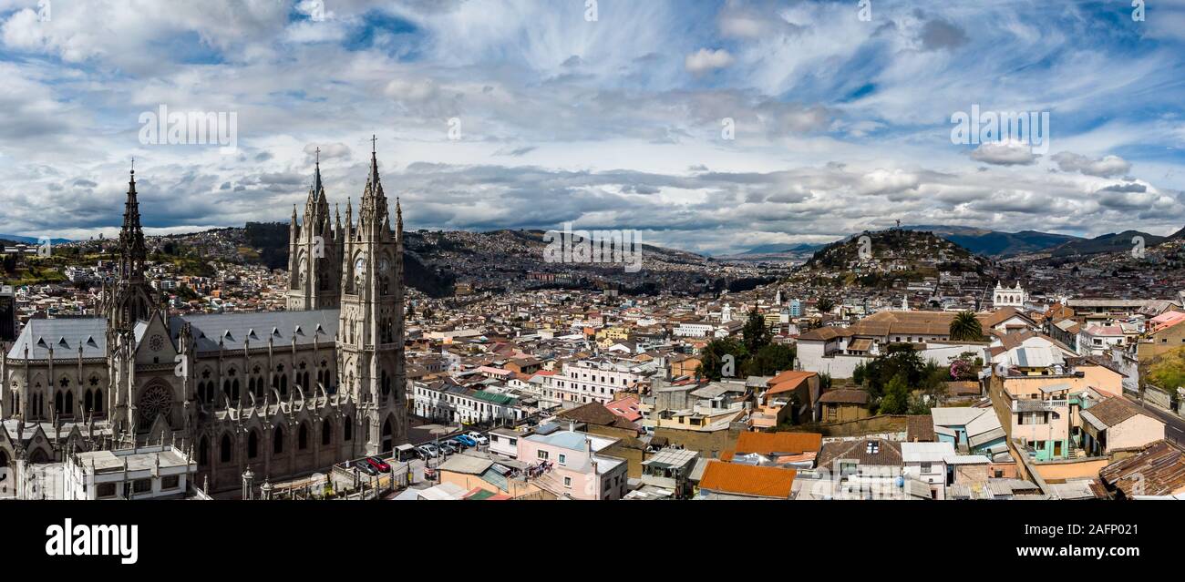 Vista aerea della Basilica del Voto Nazionale, Panecillo e Quito coloniale Foto Stock