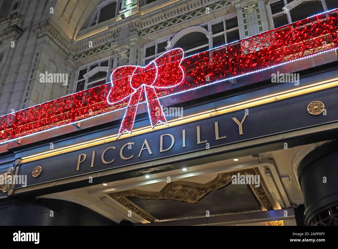 Piccadilly Arcade, New Street di Birmingham West Midlands, England, Regno Unito - unità di vendita al dettaglio a Natale - fiocco decorativo Foto Stock