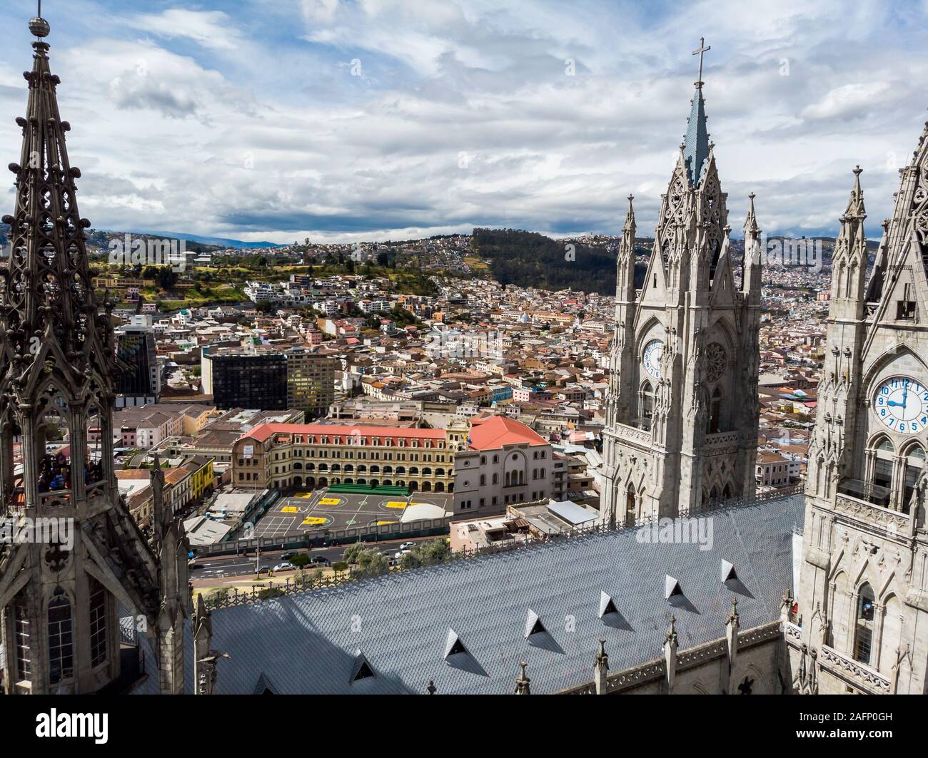 Vista aerea della Basilica del Voto Nazionale, Panecillo e Quito coloniale Foto Stock