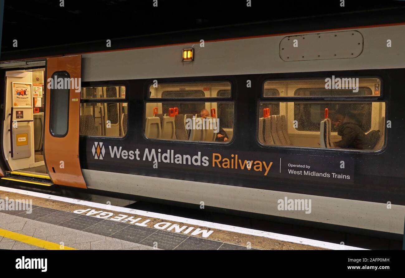 West Midlands convoglio ferroviario società operativa carrello, a Birmingham New Street, West Midlands, England, Regno Unito Foto Stock
