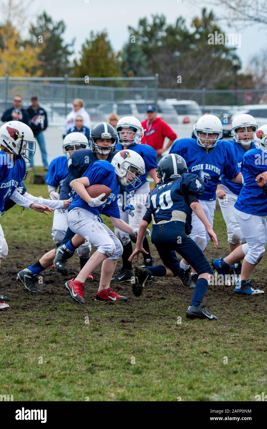 Andover, Minnesota. Il calcio giovanile. La scuola media di gioco di calcio. Running back getting affrontato. Foto Stock