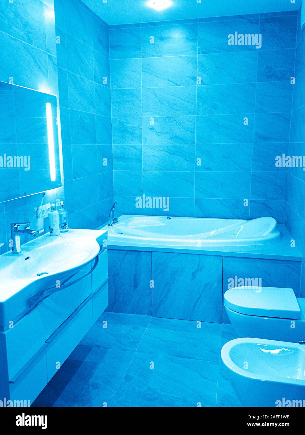 Il lusso moderno di colore beige e bianco bagno interno. Blu classico colore concetto 2020. Foto Stock