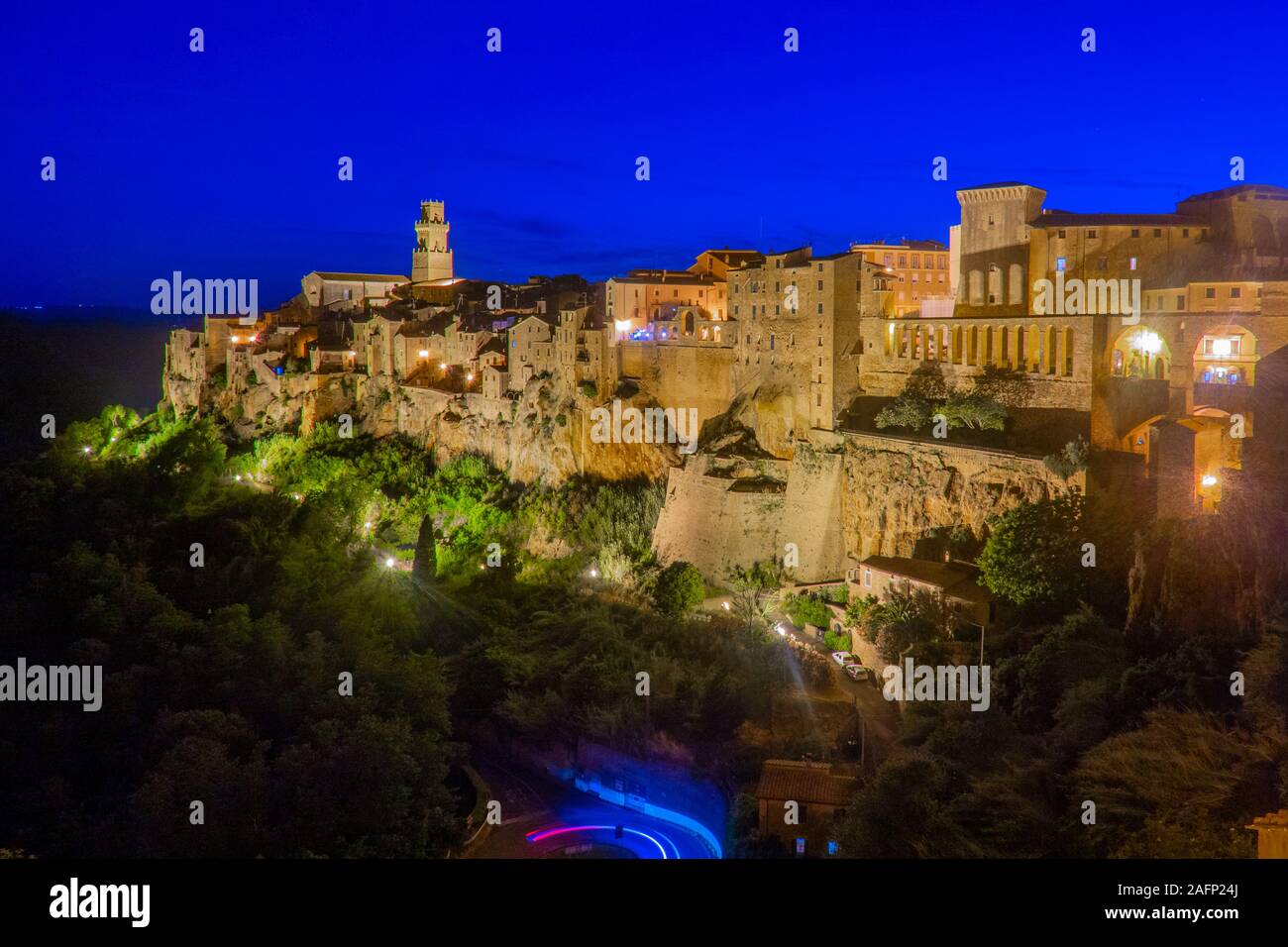 Paesaggio urbano e sullo skyline di Pitigliano di notte in Toscana Foto Stock