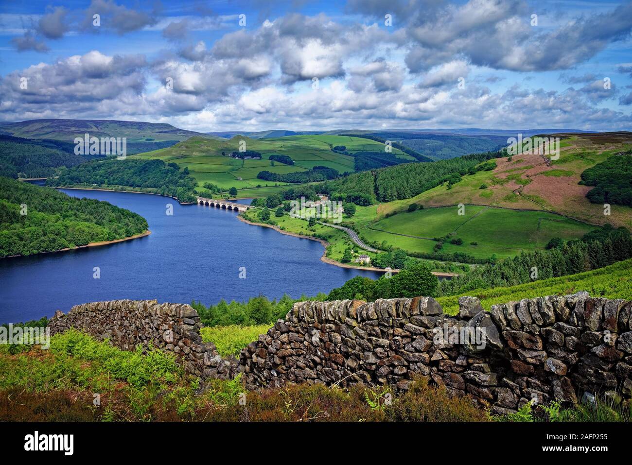 UK,Derbyshire,Peak District,Ladybower serbatoio dal bordo Bamford Foto Stock