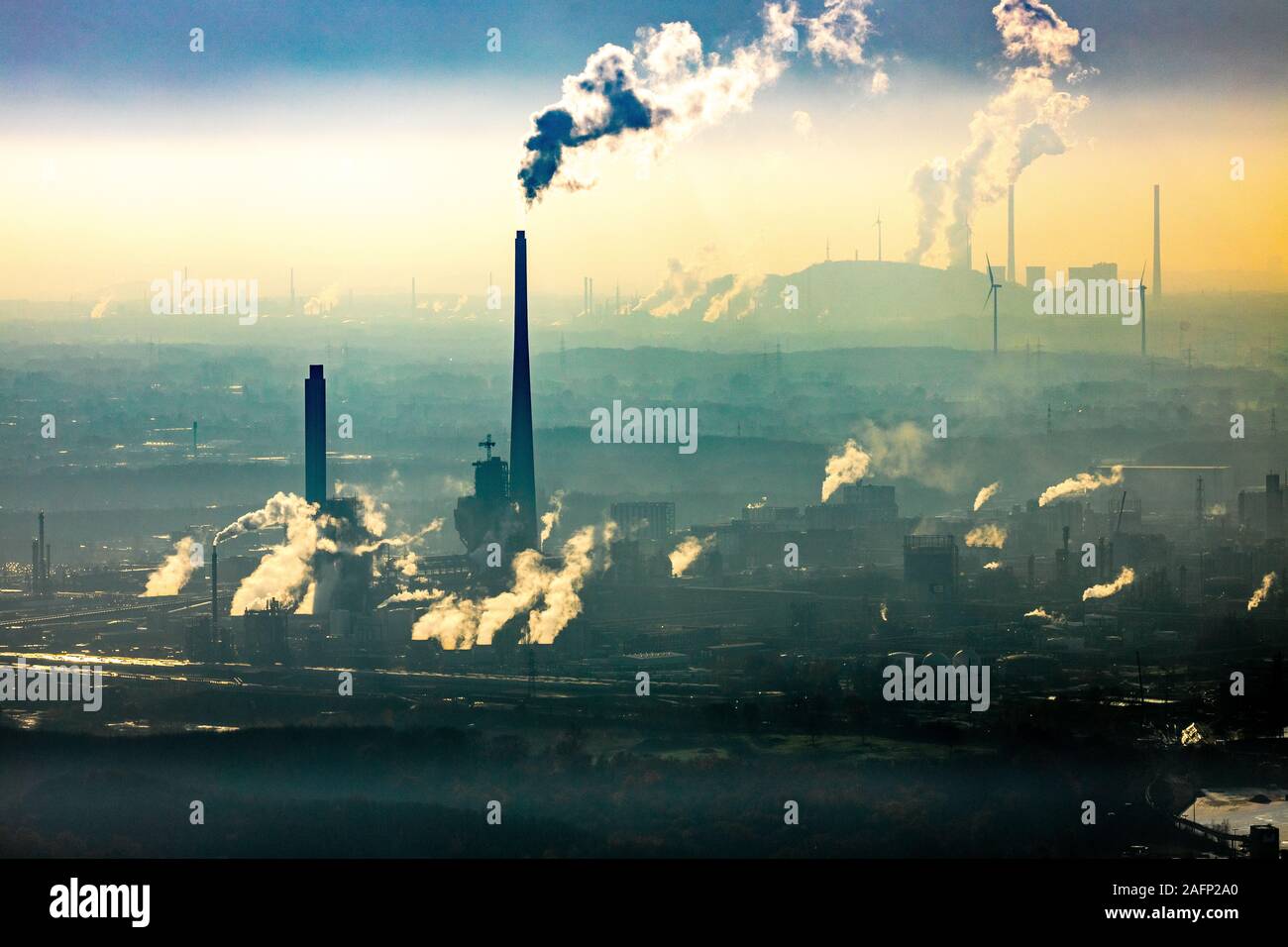 Foto aerea, Chemiepark Marl in controluce con nuvole di fumo, Marl, la zona della Ruhr, Renania settentrionale-Vestfalia, Germania, DE, Europa, retroilluminazione, foto aerea, un Foto Stock