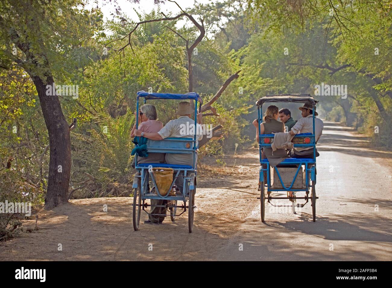 La fauna selvatica turisti essendo presa intorno al Parco Nazionale di Keoladeo da guide pedale risciò bicicletta, Bharatpur Rajasthan, India. Foto Stock