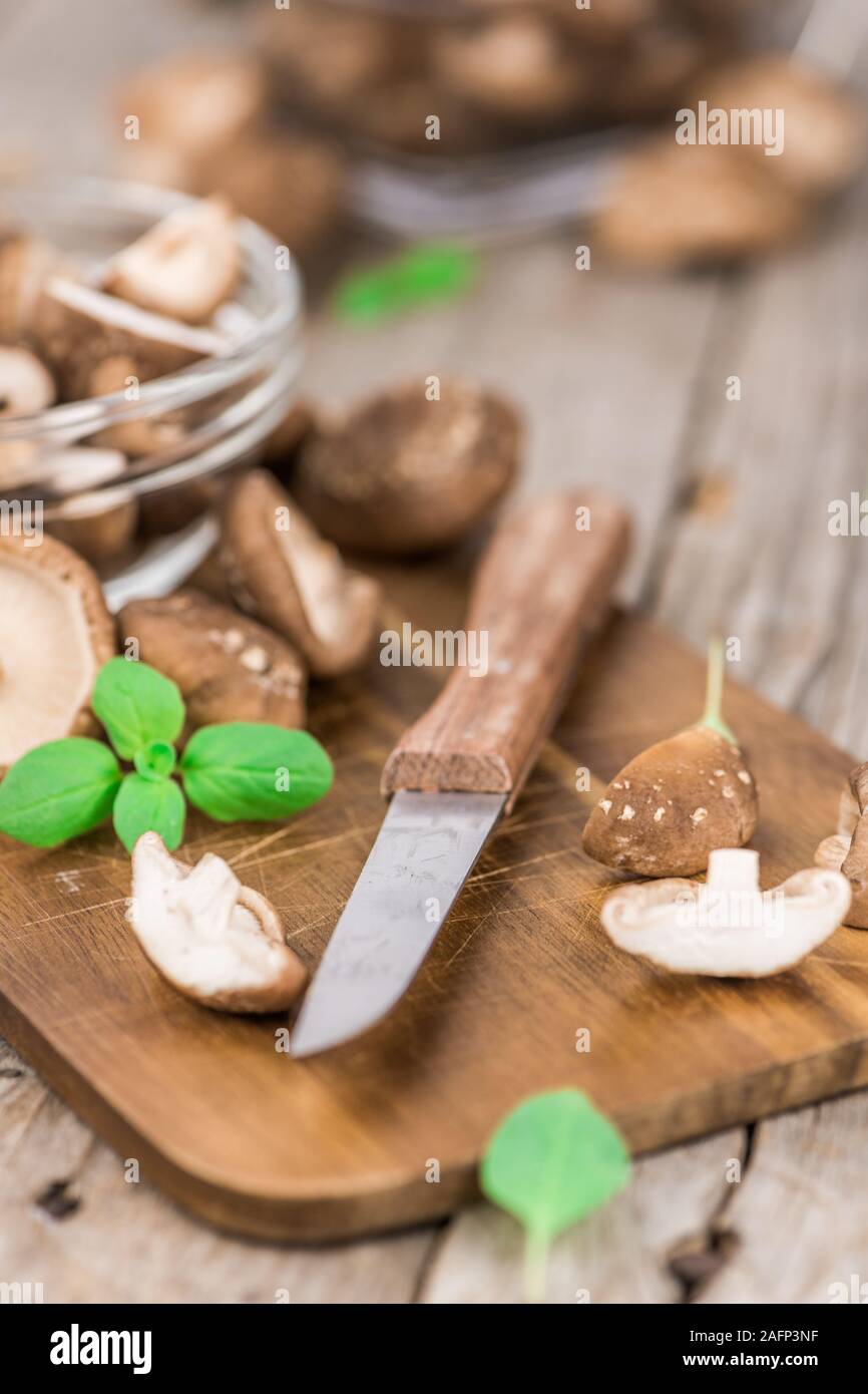 Porzione di di funghi shiitake freschi close-up shot; messa a fuoco selettiva Foto Stock