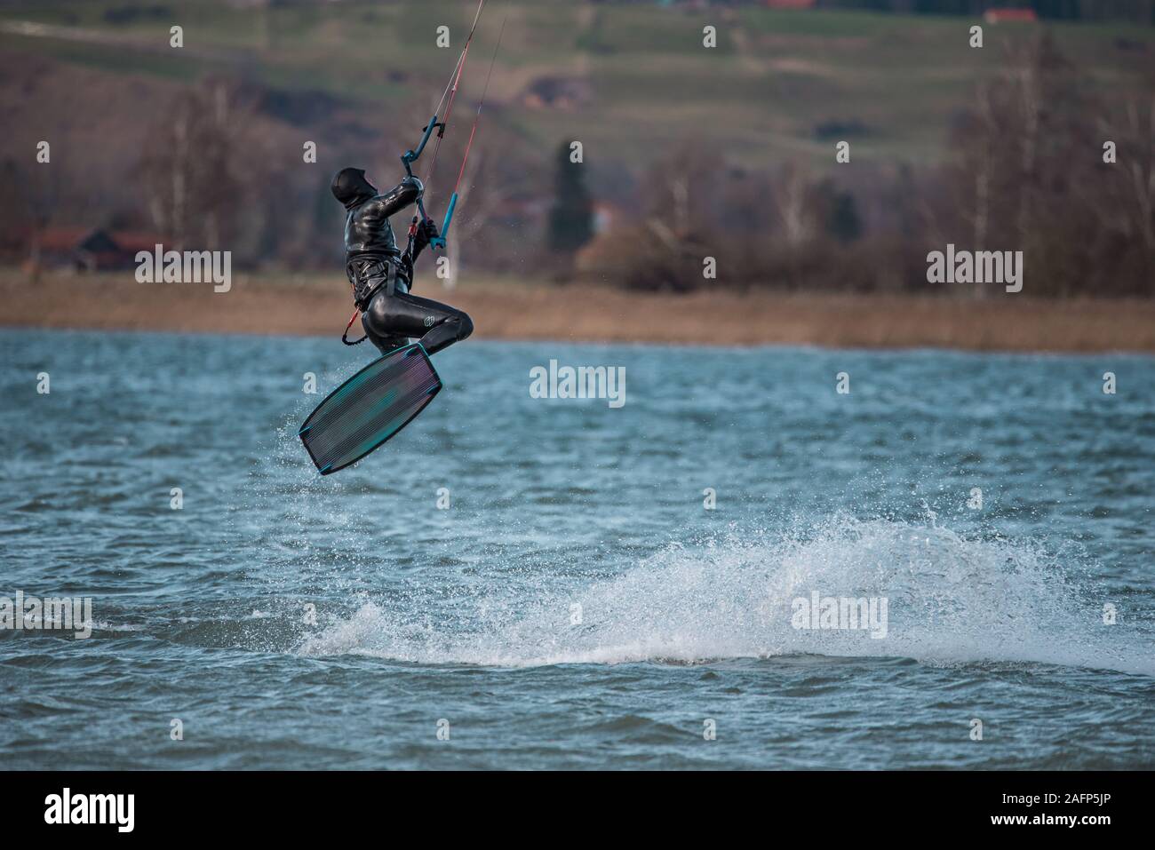 Jumping Kitesurfer con alta velocità sull'acqua Foto Stock