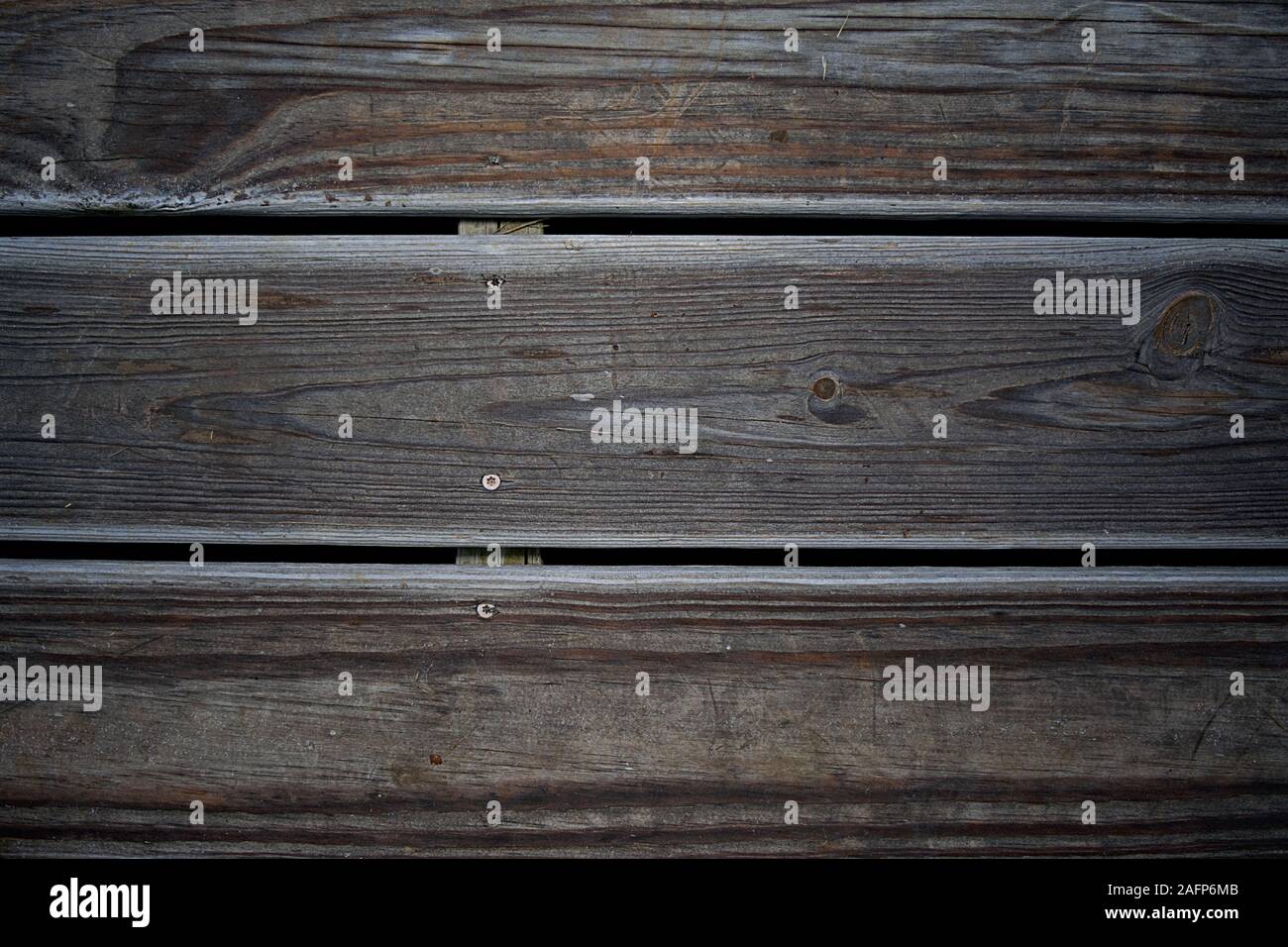 Questi sono alcuni orizzontale di tavole di legno di un vecchio ponte spiovente dopo una pioggia caduta Foto Stock