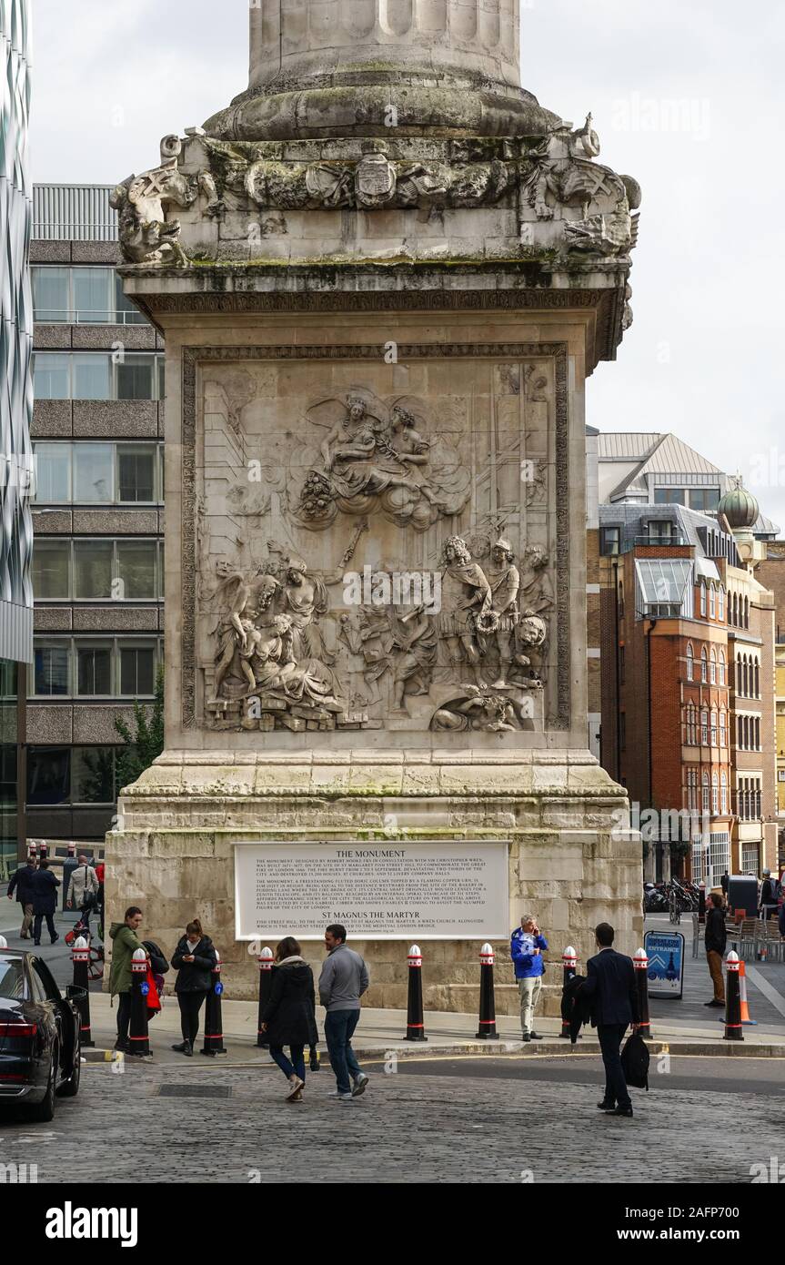 Il Monumento al Grande fuoco di Londra, sculture sul piedistallo, Londra Inghilterra Regno Unito Foto Stock
