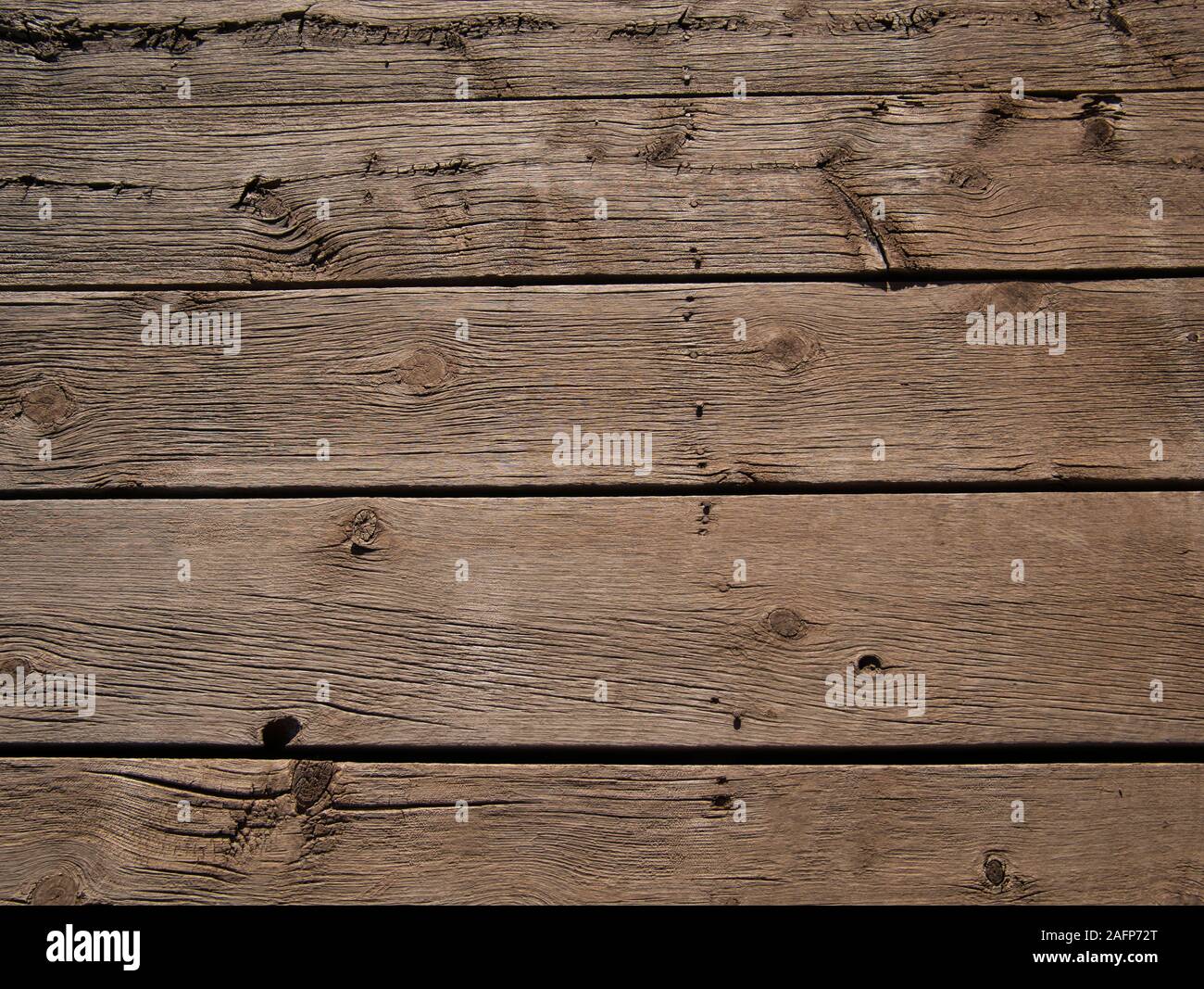 Travi di legno fissate con chiodi su una vecchia passerella in legno Foto Stock