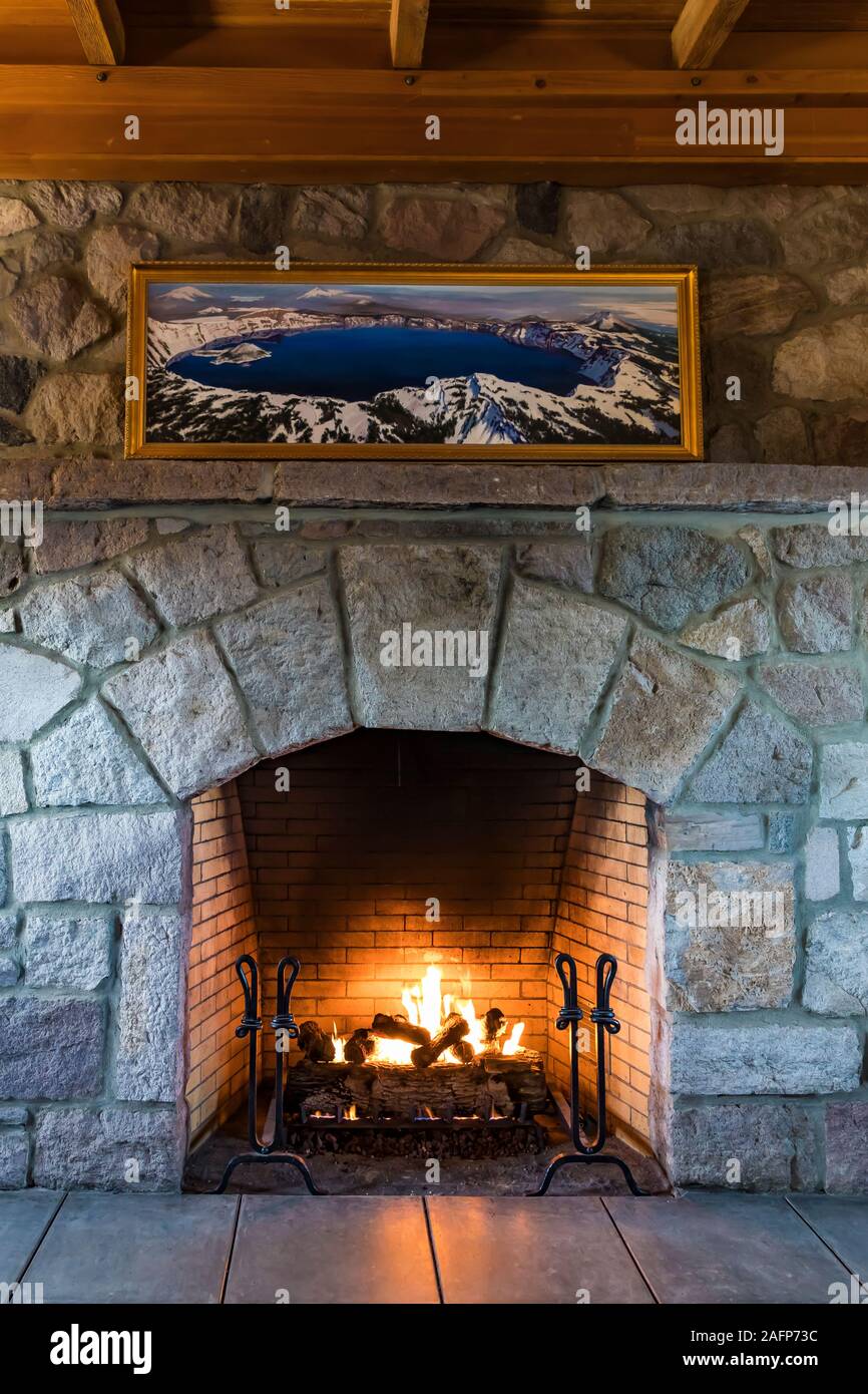 Caminetto Rustico storico di Crater Lake Lodge nel Parco nazionale di Crater Lake in Oregon, USA [alcuna proprietà di rilascio; disponibile per licenze editoriali onl Foto Stock