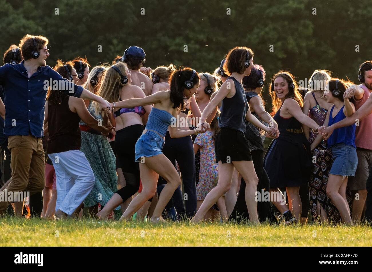 I giovani danzano all'aperto durante la discoteca silenziosa Foto Stock