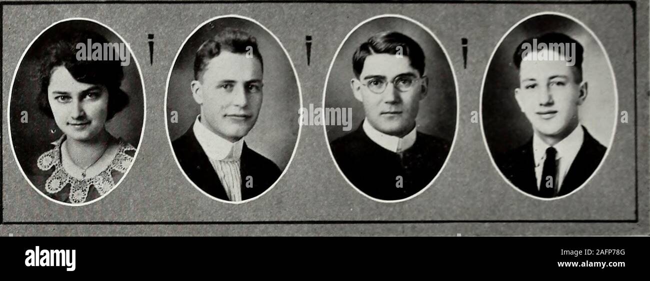 . Aurora. Pagina quarantuno (??*.. &Lt;^ A0 R 0 R .?&LT; I. Karly .- Ill mil III II iilli mi Kiler BERTHA INIZIO, Accademia Beaverton, Mich Ella è di disposizione tranquilla, ma whenshe parla ne vale la pena. Lei è il good penman. AUSTIN EILER, Accademia Laketon, ind. Studiosa, energico. Pensa beforehe parla. Membro illustre dell onore rotolo. Un insegnante di prospettiva.Nessuno dubbio il suo successo. I campi di Harry, Accademia North Manchester una generosa, sobri e incrollabile mini-ster. La sua vita è per Christianwork definita in campi di grandi dimensioni. Venite e joinme. HAROLD PESCE, ACADEMYElkhart, ind. Piccolo ma mig Foto Stock