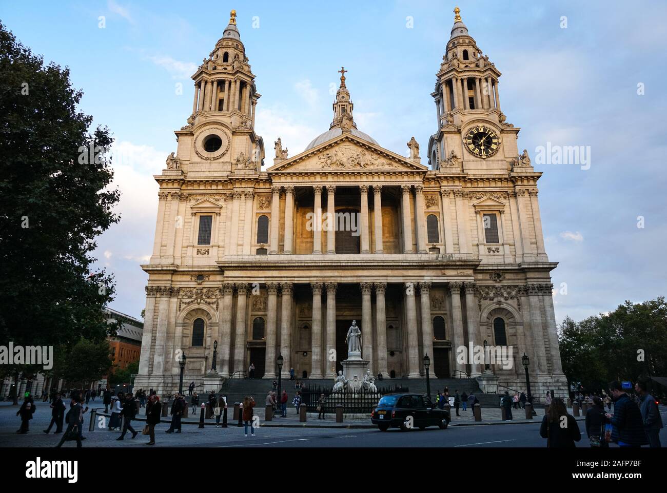 Fronte ovest della cattedrale di San Paolo a Londra England Regno Unito Regno Unito Foto Stock