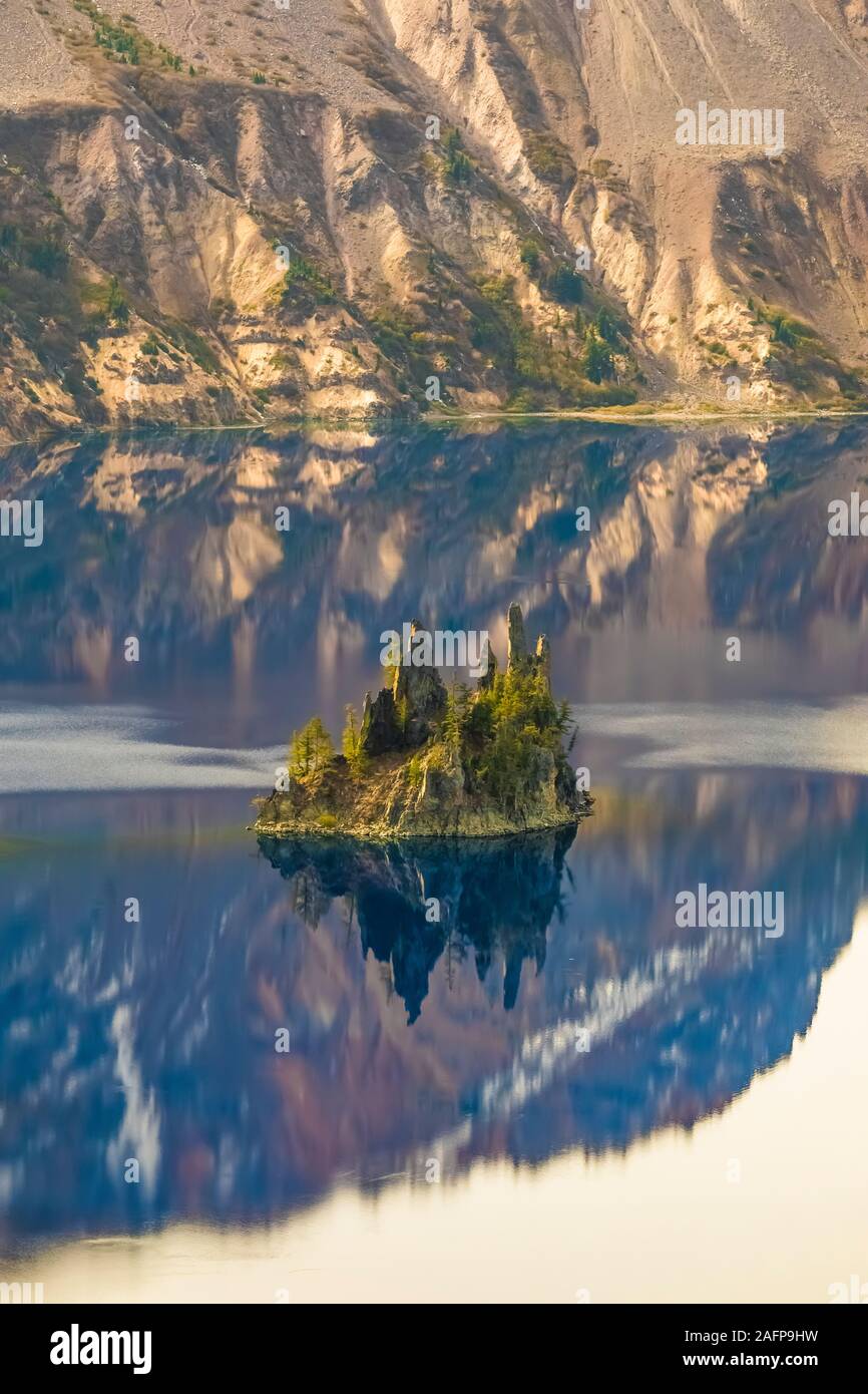 The Phantom Ship Island nel cratere del lago nel Parco nazionale di Crater Lake, Oregon, Stati Uniti d'America Foto Stock