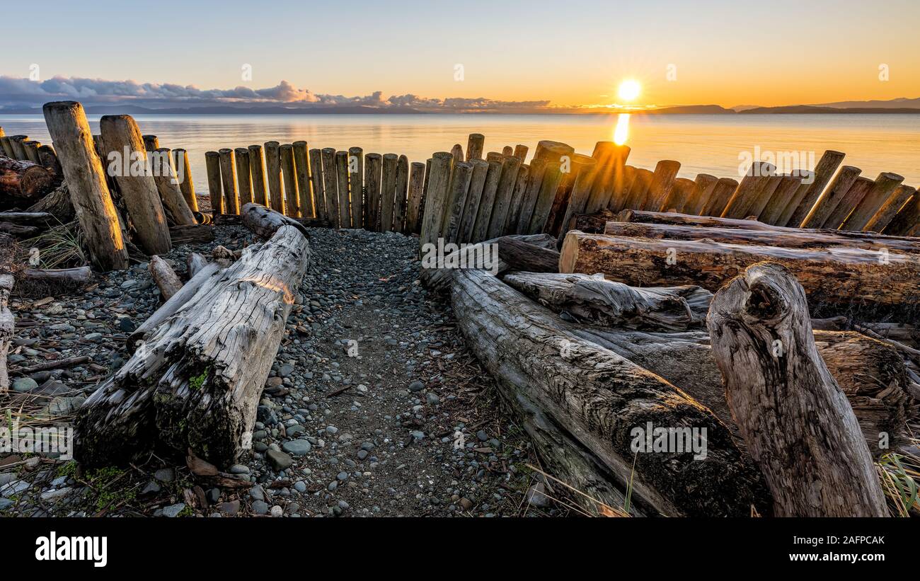 Incredibile dicembre sunrise a Goose spiedo Parco regionale sull'Isola di Vancouver in Comox Valley, British Columbia, Canada. Foto Stock