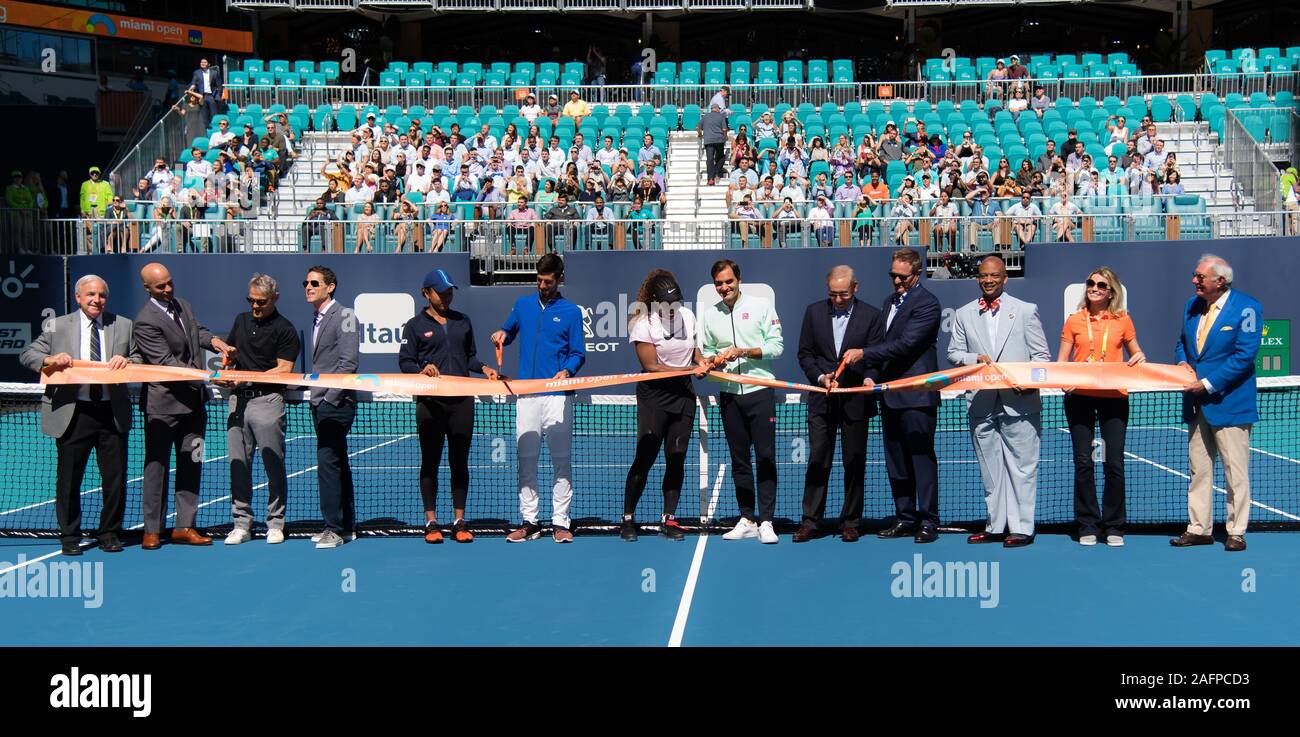 Naomi di Osaka in Giappone & Serena Williams degli Stati Uniti durante lo stadio corte cerimonia del taglio del nastro a monte del 2019 Miami Open WTA Premier obbligatorio torneo di tennis Foto Stock