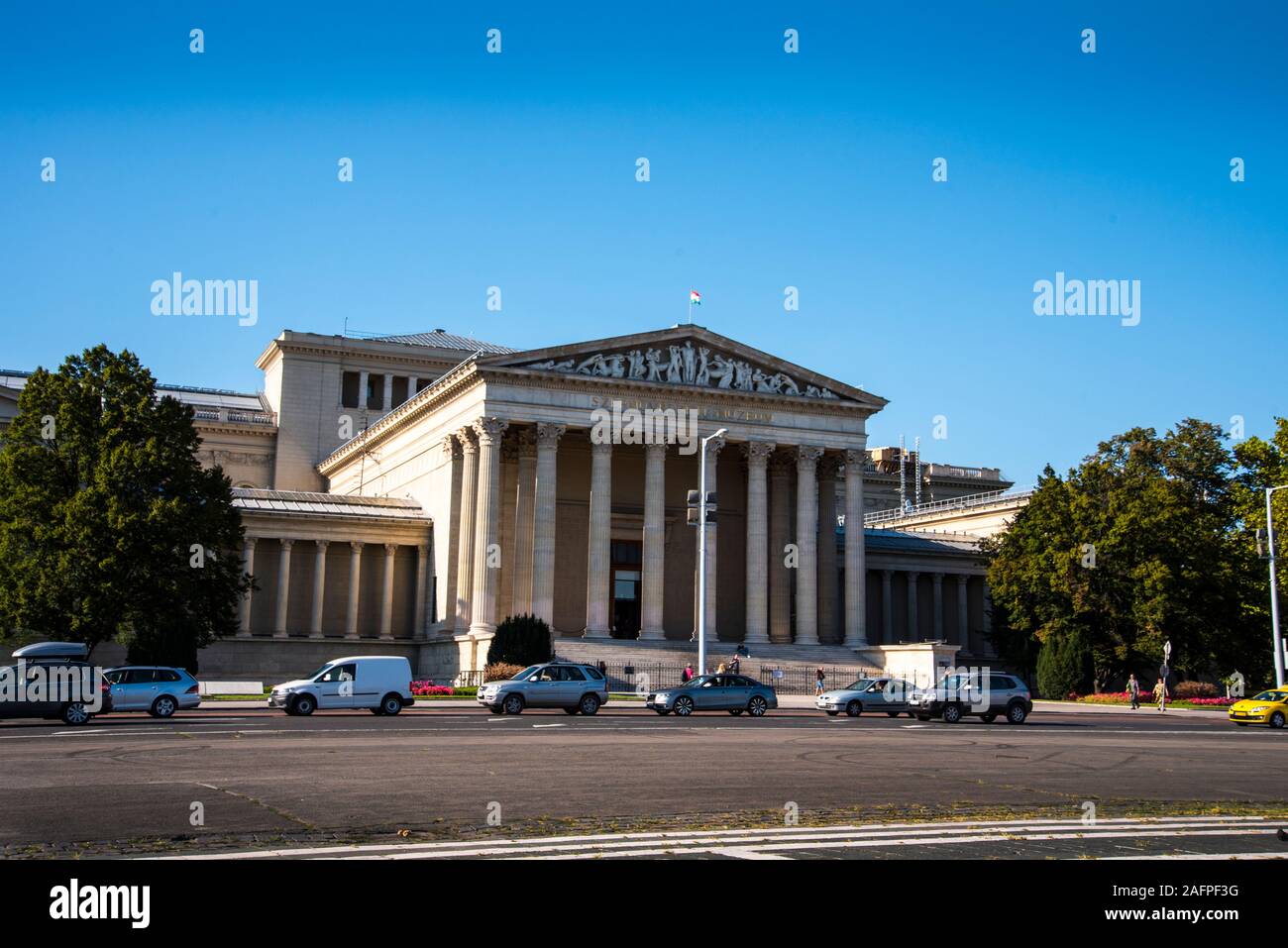 Tempio in Piazza degli Eroi è nota per la sua iconica statua complesso che presenta sette chieftains di Magyars e altri importanti leader ungherese Foto Stock