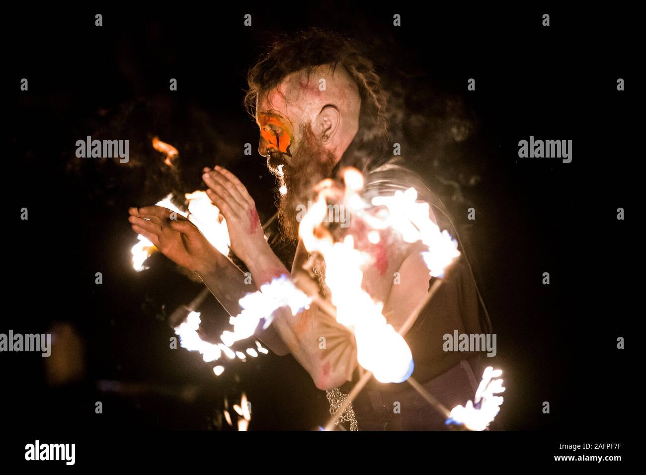 Il fuoco Samhuinn Festival che si svolge annualmente scende con interpreti di Beltane Fire festival società su Calton Hill a portare l'inizio dell'inverno. Credito: Euan Cherry Foto Stock