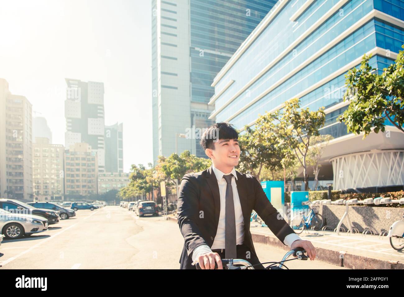 Imprenditore Bicicletta Equitazione per lavorare su strada urbana al mattino Foto Stock