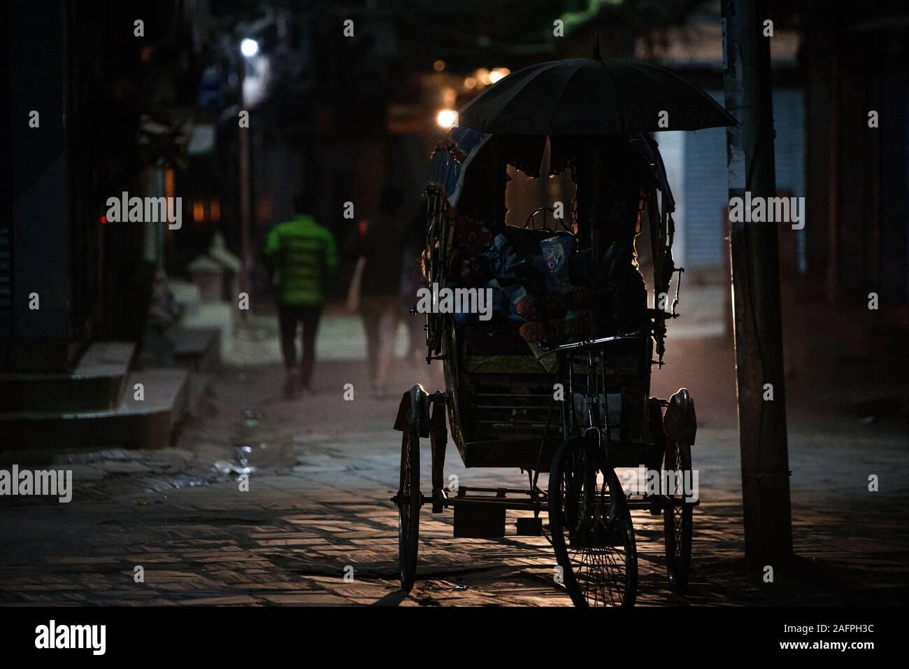 Ricksha in attesa per le strade di Kathmandu Foto Stock