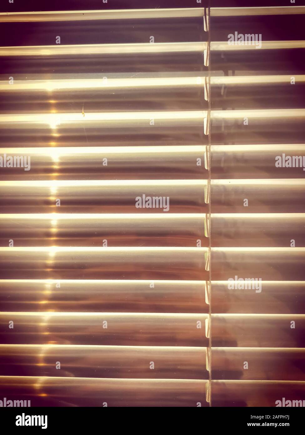 Bocchetta di alluminio o vetro otturatore chiuso sulla finestra. Vintage stile colore sfondo. Foto Stock