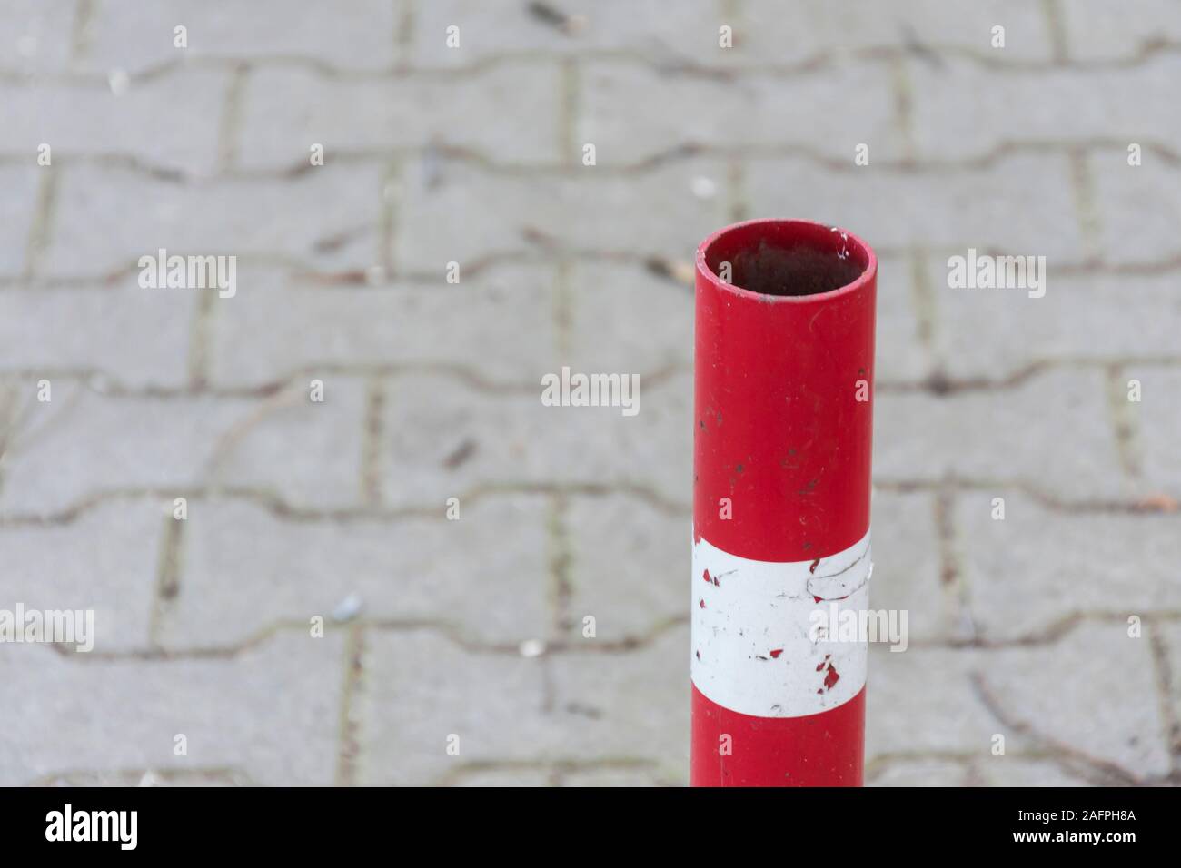 Polo di traffico sul marciapiede per la zona di sicurezza vicino. Rossa e bianca a strisce barriera stradale. Palo metallico per evitare che le automobili da utilizzando il percorso .per concept design Foto Stock