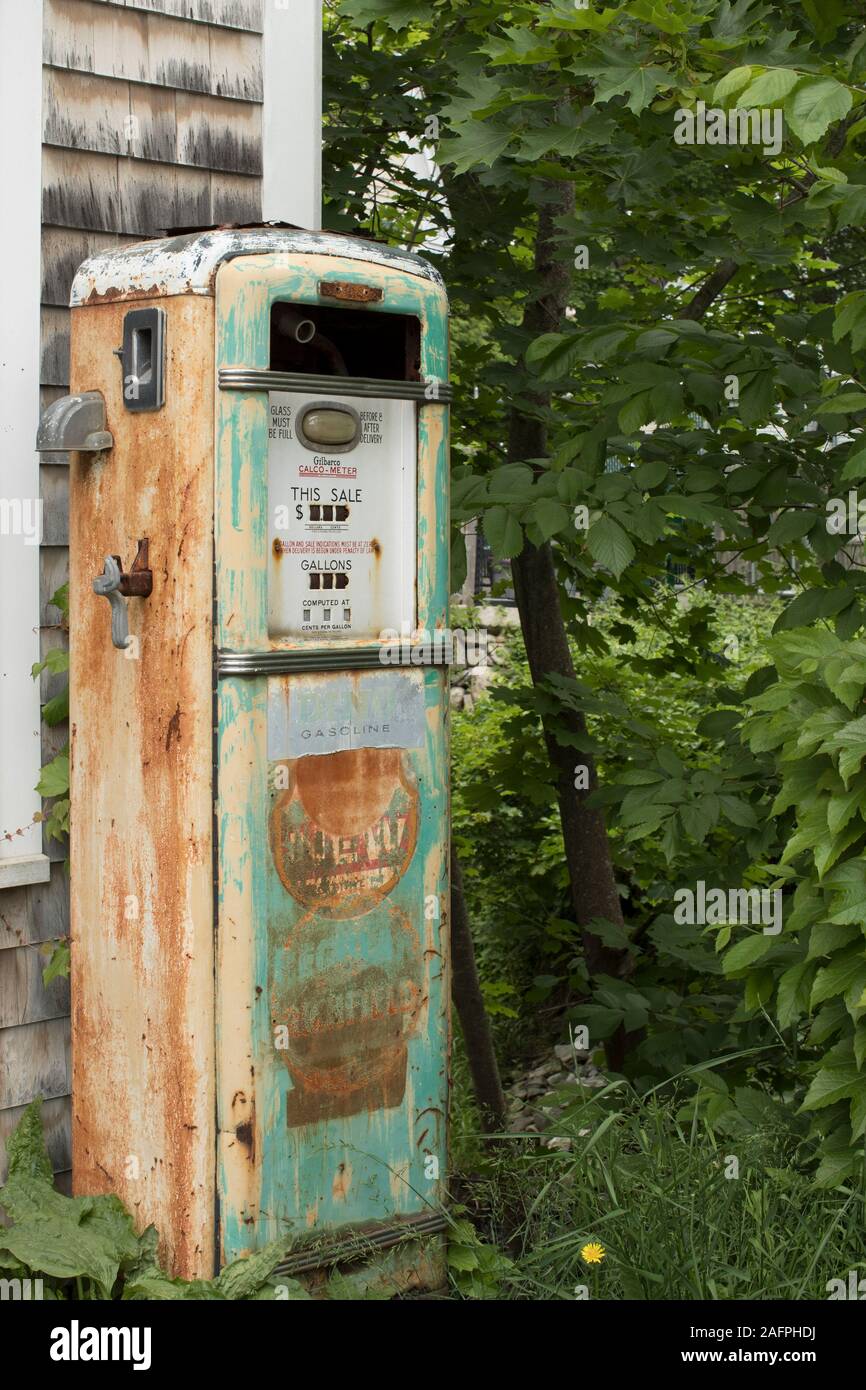 Il vecchio serbatoio di gas seduti sul lato della strada, Kennebunkport, Maine. Dino benzina, arrugginiti vecchio serbatoio su una strada laterale a Kennebunkport, Maine. Foto Stock