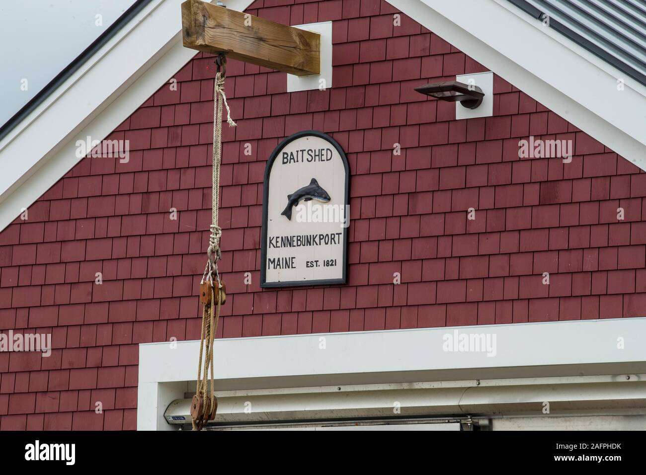 Negozio di esca sul molo commerciale, Kennebunkport Harbor, Maine. Si trova proprio sull'acqua dietro un hotel bello. Molto frequentata in estate con i turisti e gli scambi. Foto Stock