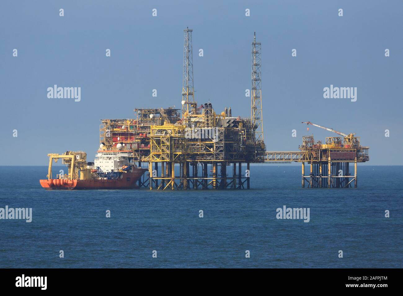 Piattaforma per attrezzature petrolifere Clipper nel Mare del Nord con supporto Normand Clipper fornito insieme. Foto Stock