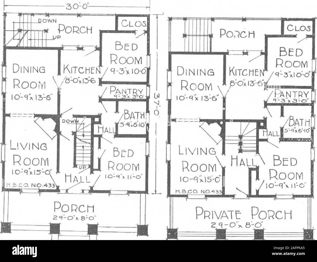 . Un piano libro di Harris case. Un edificio di questo kindis molto investimento migliore di quello di due case separate. Tutti i unpleasantfeatures dell ordinario due-edificio piatto sono stati accuratamente evitati. Abuilding di questo tipo sarà affittare velocemente e rimanere affittato. Il proprietario è in grado di vivere in uno dei theapartments e raccogliere bene noleggiato dall'altro. La combinazione di smussatura schierata e woodshingles, con le scandole slatecoated specifiedfor tetto, producessubstantial artisticeffects e. Il portico isunusually handsomeand impressionante e si trova ad appena possibile come itis impressionante. L'ar-rangement di Foto Stock