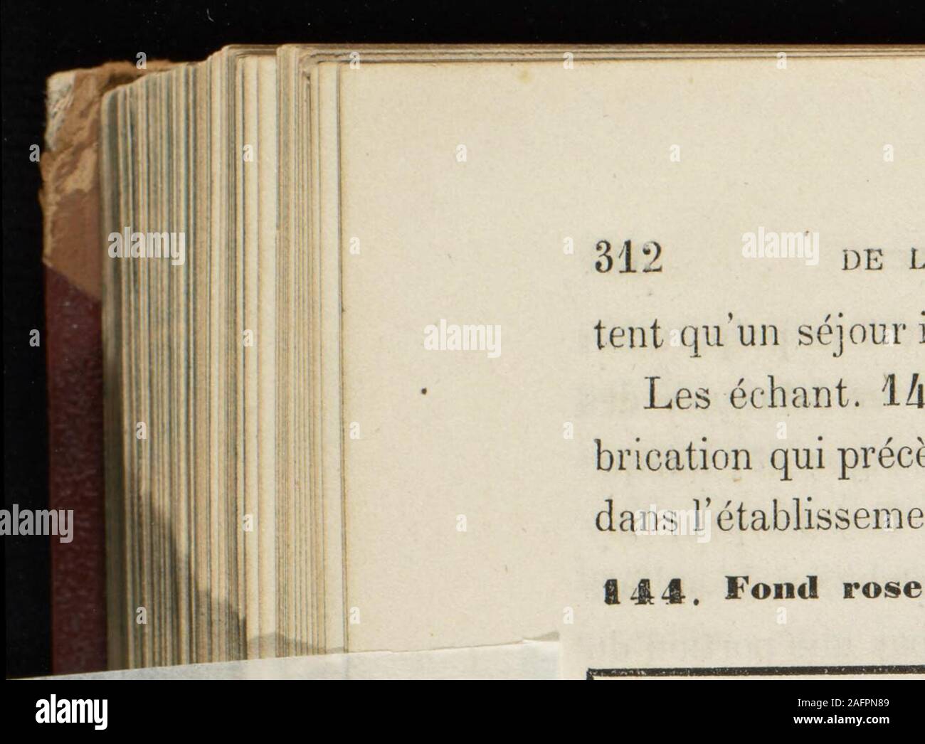 . Traité théorique et pratique de l'impressione des Tissus. ant et en teignant dabord le finrouge sur toile non imprégnée de corps gras, pour huiler ensuitecelle-ci et teindre le fond rose comme ci-dessus. La même opé-razione serait applicabile violette aux en remplaçant le mordantdalumine par mordenzante onu de fer. Lun lautre comme de ces procédés réalise du rouge etdu rose, du rouge et du lilas, mais ne fournit jamais directe-ment de dessins blancs, attendu que toute la toile est recou-verte sur certuni punti de mordenzanti inorganiques et organiquesqui y produisent les sfumature les plus foncées, et Foto Stock