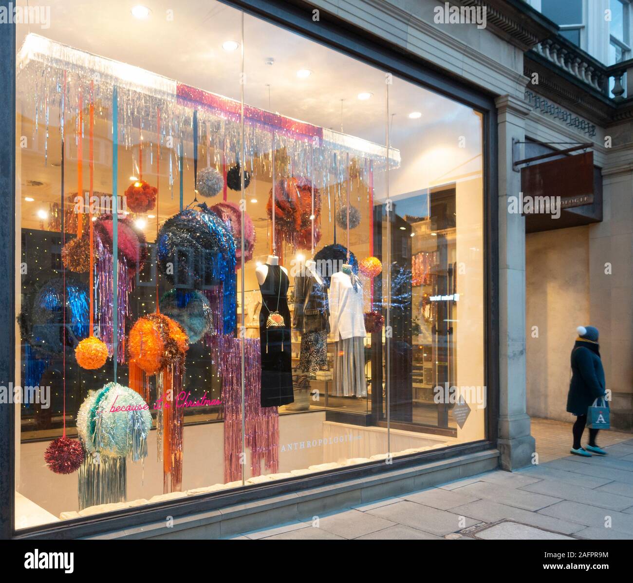 Una donna cliente lasci il negozio Anthropologie in George Street, Edimburgo, Scozia, con un supporto di marca in borsa. La vetrina del negozio è stato progettato f Foto Stock