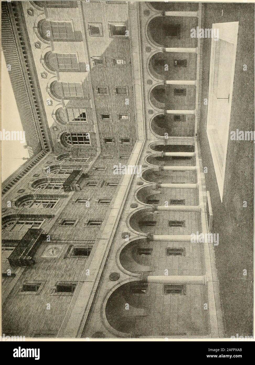 . Charles Follen McKim; uno studio della sua vita e del suo lavoro. ior effetto. Man mano che il tempo passa sull'ingiustizia dell'suchcriticism sarà più e più collaudata. Non solo inNew York, ma in altre grandi città del paese dothe edifici di McKim, Mead e piedistallo bianco outfrom la massa circostante, non a causa del pos-sessione di qualsiasi qualità sorprendente, ma a causa della thatair di distinguere la riproduzione che li pervade tutti.Tale distinzione può essere prodotto solo dall'consistono-ent sacrificio di preferenza individuale per la maggiore goodof la professione come un intero. Richardson è stato unques-tionably una più splendida Foto Stock