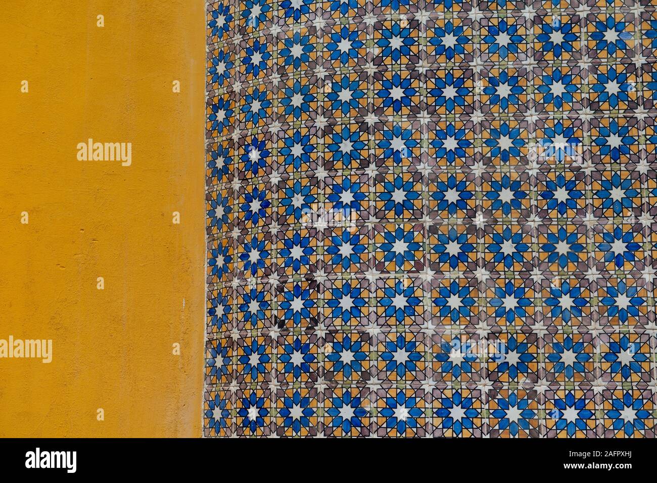 Dettaglio della geometrica piastrelle moresco, pena Palace, Sintra Lisboa, Portogallo, Europa Foto Stock