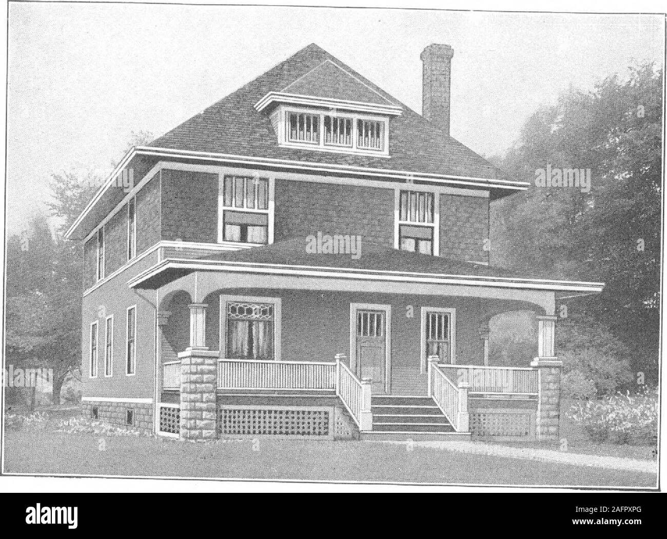 . Un piano libro di Harris case. S£-COfi£&GT; f-LQJR HARRIS BROTHERS COMPANY, 35th e strade di ferro, Chicago, Illinois. Harris Farm Home No, L-2031 La dimensione30 m x 36 m. 6 a. 9 Bagno Roomsand il culmine di suggerimenti ricevuti da molti farm e countrvoiks attraverso un periodo di diversi anni, sono attuati in questa casa Jlcorporatedn questo piano. Ispezionare i piani-leggere la splendida arranJerTn,^+Tinterior e scopri perché questo è il modello di azienda agricola o paese home g ^ inizieremo nel seminterrato, che si estende sotto tutta la casa- thi"sala caldaia sia correttamente posizionato nella parte posteriore. Una scala Foto Stock