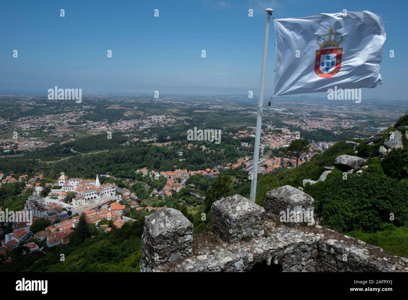 Castello dei Mori con la bandiera in primo piano e Sintra National Palace in background, Sintra Lisboa, Portogallo, Europa Foto Stock