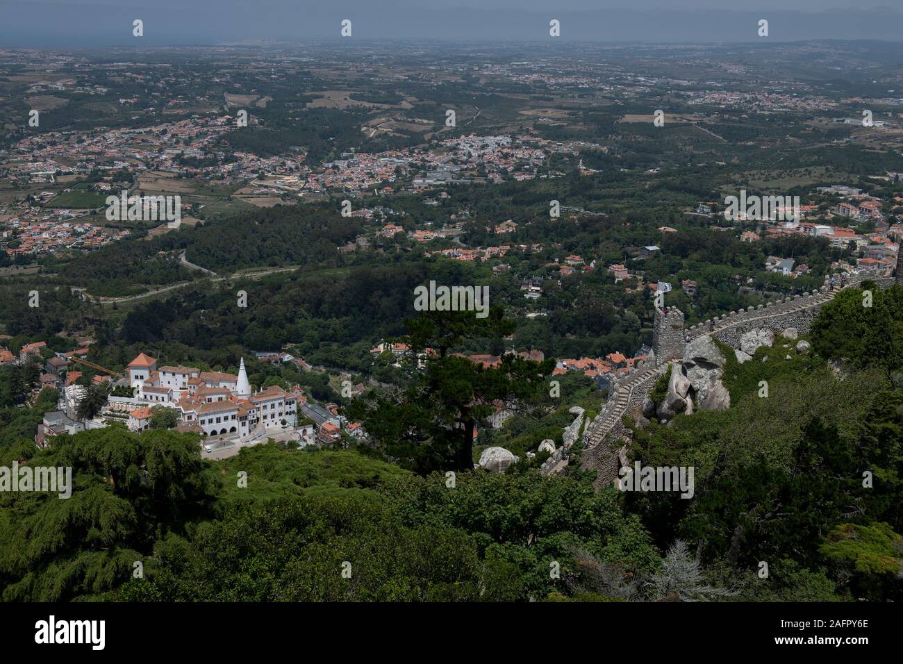 Castello dei Mori con Sintra National Palace in background, Sintra Lisboa, Portogallo, Europa Foto Stock