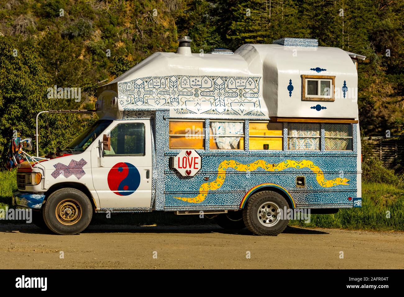 Il 9 aprile 2019, Central Coast, CALIFORNIA, STATI UNITI D'AMERICA Hippy veicolo promuove 'amore' lungo la Pacific Coast Highway, California Foto Stock