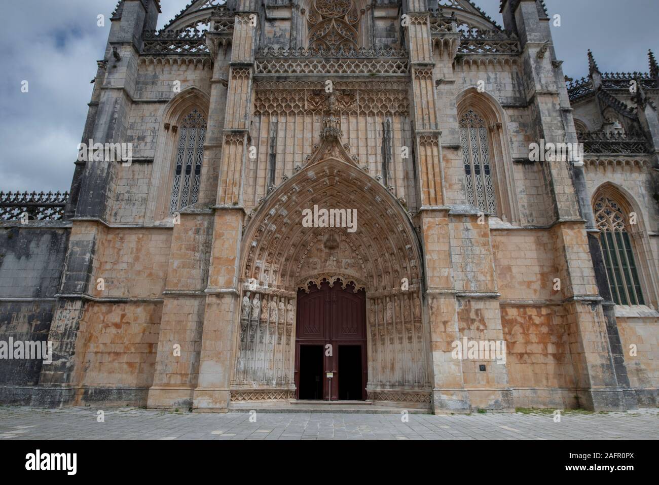 Portale con timpano e archivolti, Monastero di Batalha, Batalha, Leiria, Centro regione, Portogallo, Europa Foto Stock