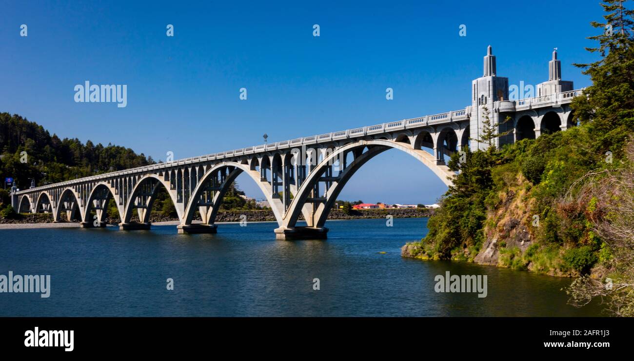 Maggio 31, Spiaggia D'ORO, O STATI UNITI D'AMERICA - Isaac Lee Patterson Bridge, noto anche come il Rogue River Bridge Gold Beach, Oregon Foto Stock