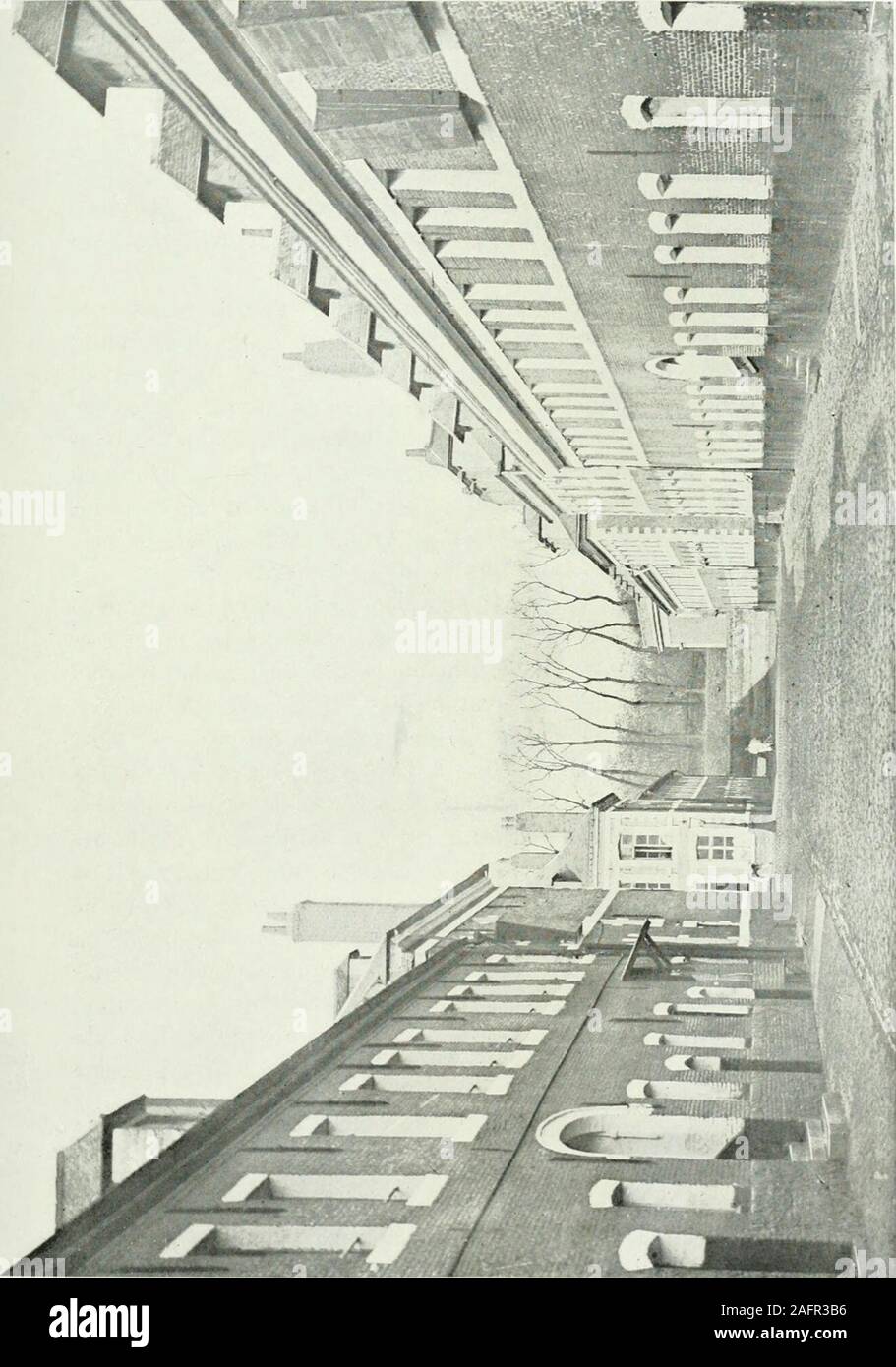 . Louis XIV en Flandres : les istituzioni, les hommes et les méthodes dans une provincia nouvellement annexée, 1667-1708 ; affaires militaires, amministrativi - commerciales, politiques judiciaires, ecclésiastiques et diplomatiques. es fondations. Dix joursaprès, dites les terres étaient excavées et lon se préoccupaitde mettre toutes les fondations hors détat de ne pouvoir plusêtre endommagées par les ferisce de la saison. Une partie desouvrages était même déjà quelques pieds hors de terre et lonétait décidé à ne commencer à élever, que lorsque la saison nepermettrait plus de fonder. A la mi- Foto Stock
