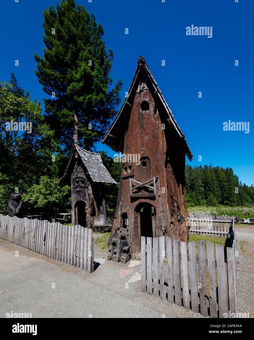 Il 31 maggio 2019, N CALIFORNIA, STATI UNITI D'AMERICA - Treehouse in Viale dei Giganti e sequoia gigante foresta lungo la Route 101 in Foto Stock