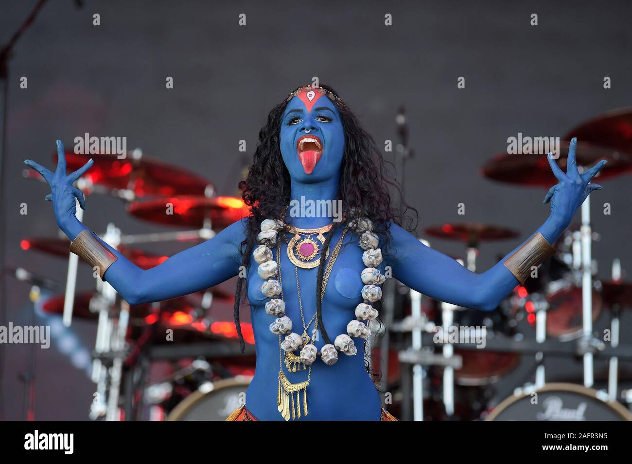 Rio de Janeiro, Brasile, 4 ottobre 2019. Attrice e ballerina Alinne Madelon in rappresentanza della Dea Kali durante il concerto della squadra di torture al Rock di Rio i. Foto Stock