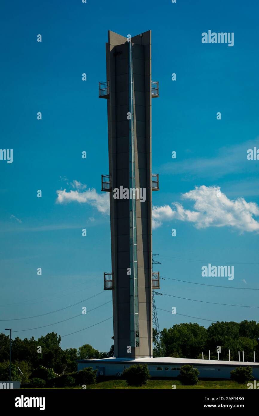 Il 16 maggio 2019, legno River, IL. Stati Uniti d'America - Lewis e Clark confluenza torre si affaccia sulla confluenza del Missouri e del Mississippi River, Illinois al di fuori di San Louis, Mo. Foto Stock