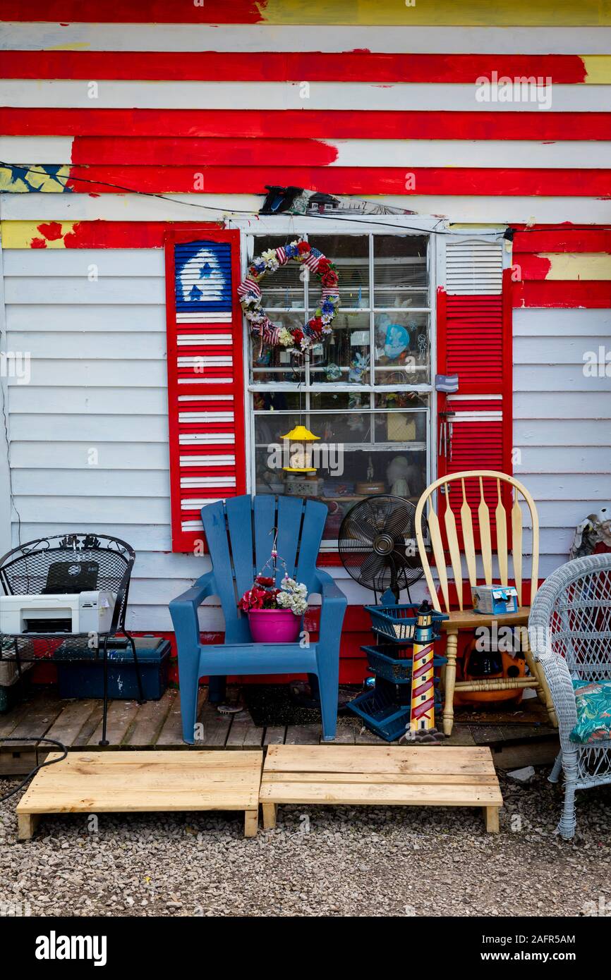 Il 17 maggio 2019, la contea di GASCONADE, Missouri, Stati Uniti d'America pittoresca casa con roba sulla veranda in Gasconade County Missouri, non lontano dalla Città di Jefferson, MO. Foto Stock