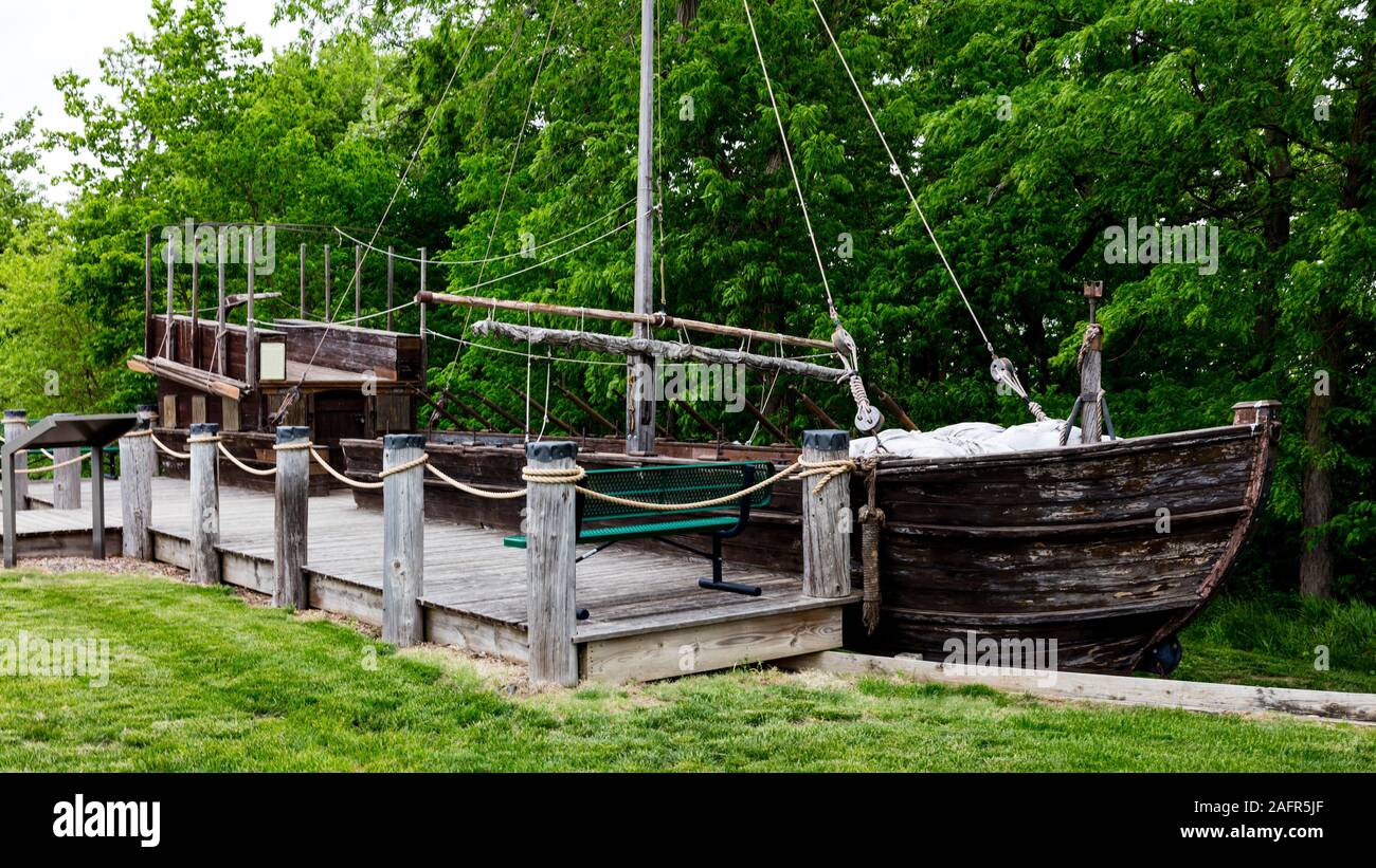 Il 18 maggio 2019, NEBRASKA CITY, NE, Stati Uniti d'America - Chiatta replica Keelboat - presso il fiume Missouri Basin Lewis e Clark Center Foto Stock