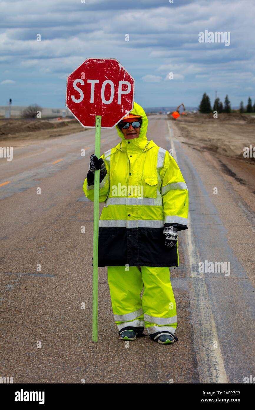 21 MAGGIO 2019 - ITINERARIO 2, MONTANA - Autostrada lavoratore con stop sulla Route 2, Montana al di fuori di Fort Benton Foto Stock
